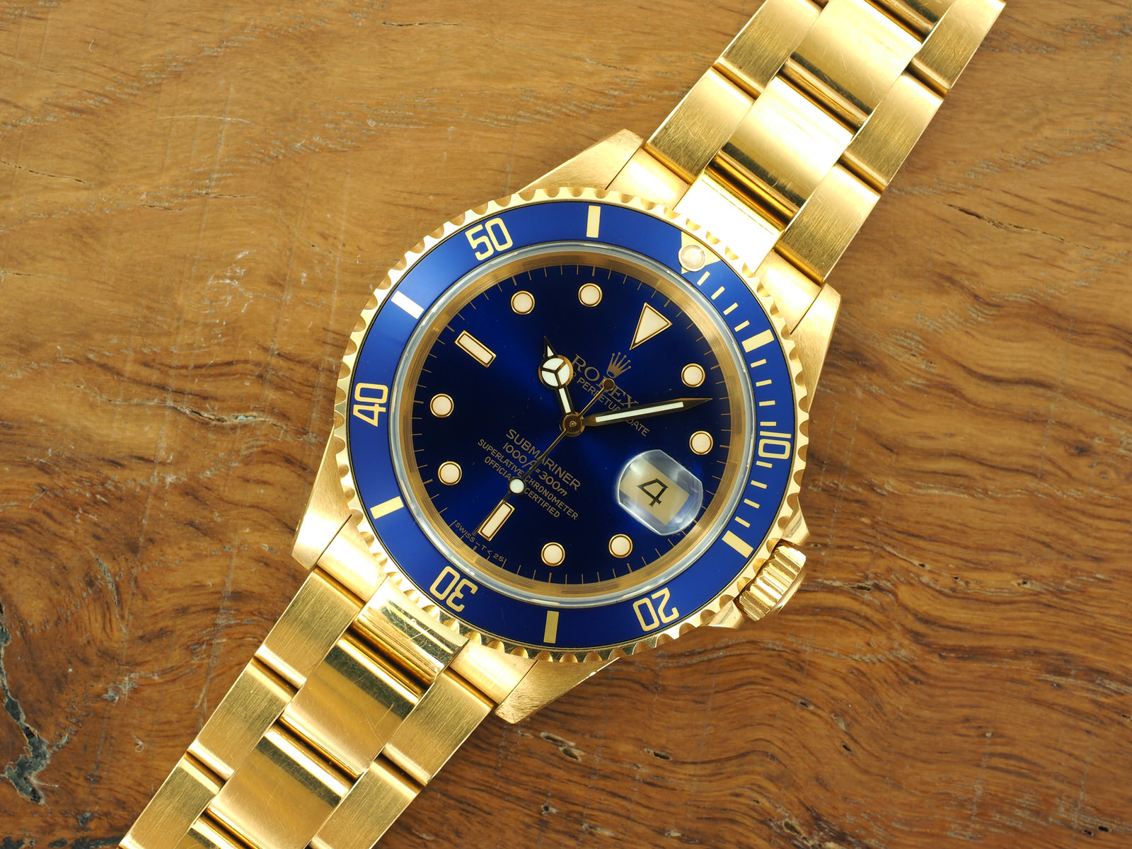 Синие часы с золотым